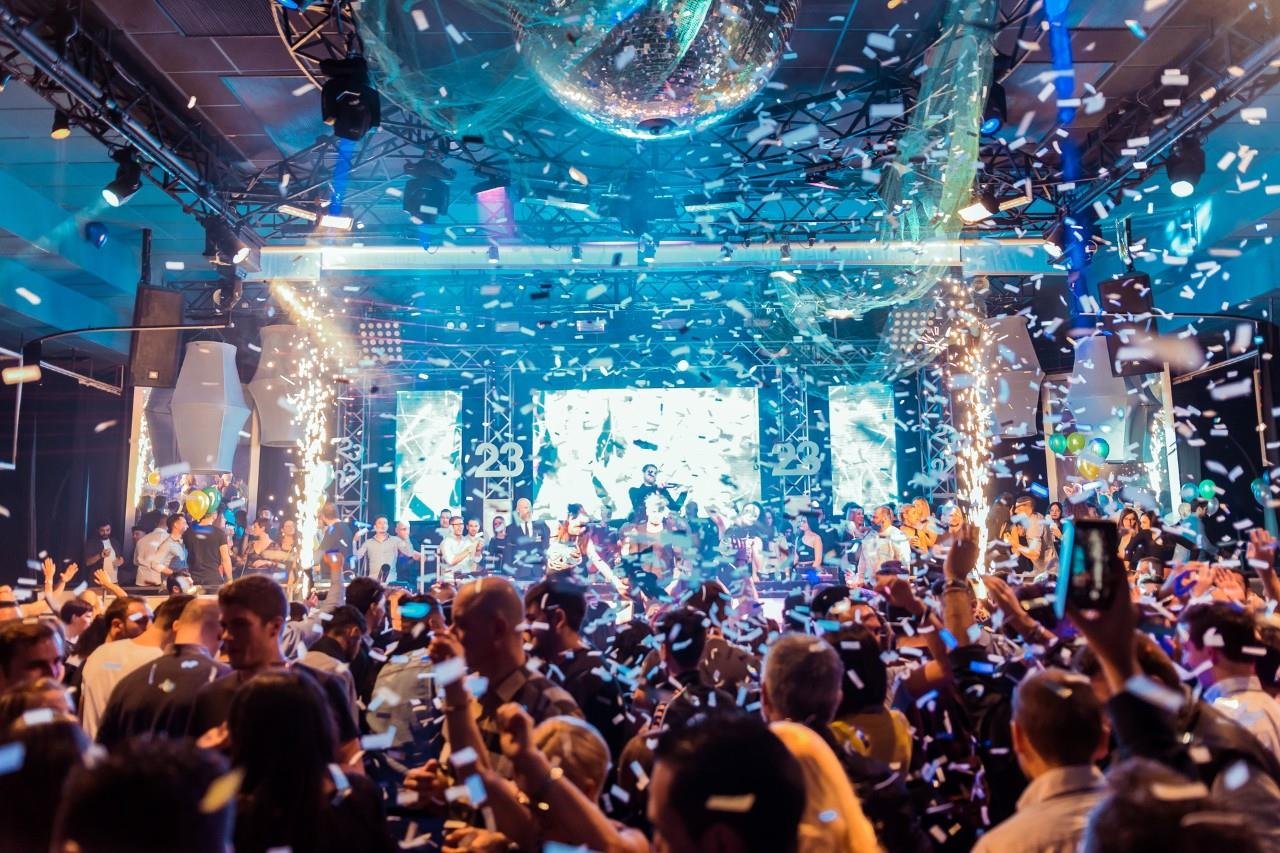 Equipo de engríe Eventos organizando una celebración